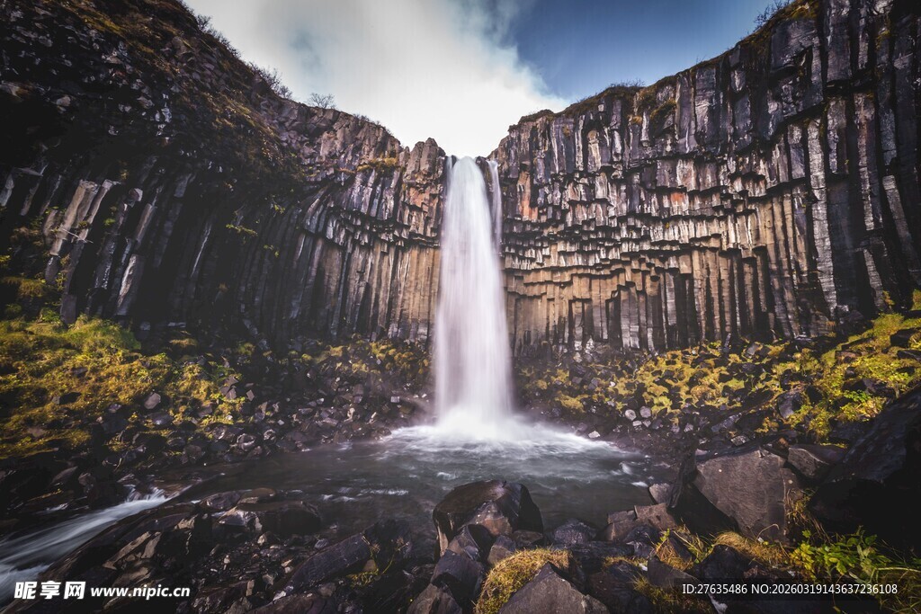 壮观瀑布与周围壮丽景致