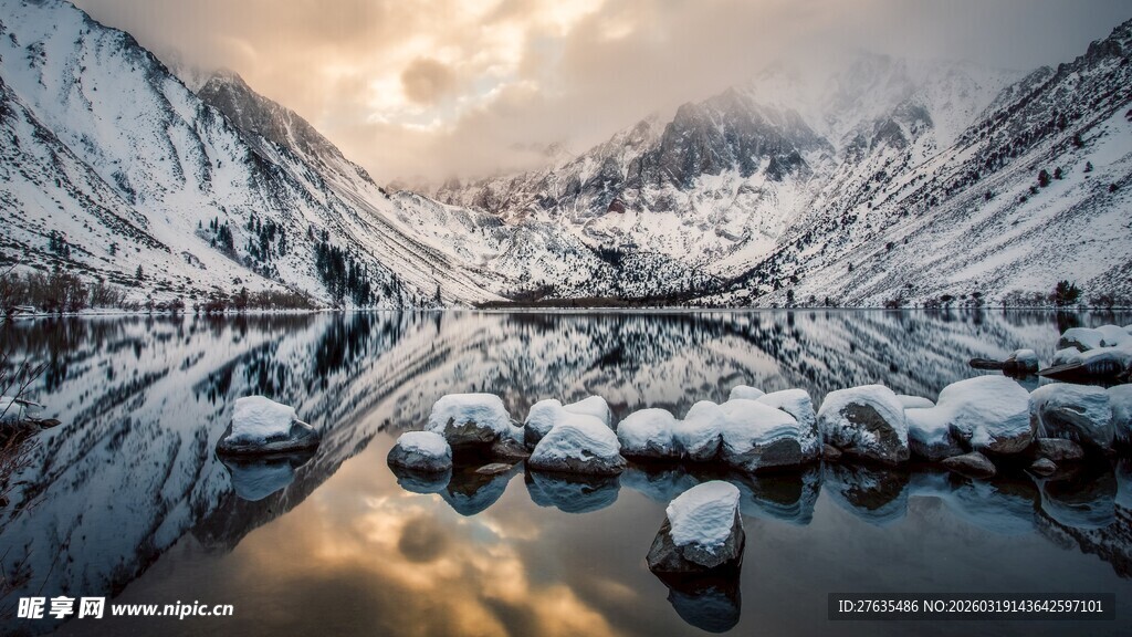 冬日雪山下的静谧湖泊