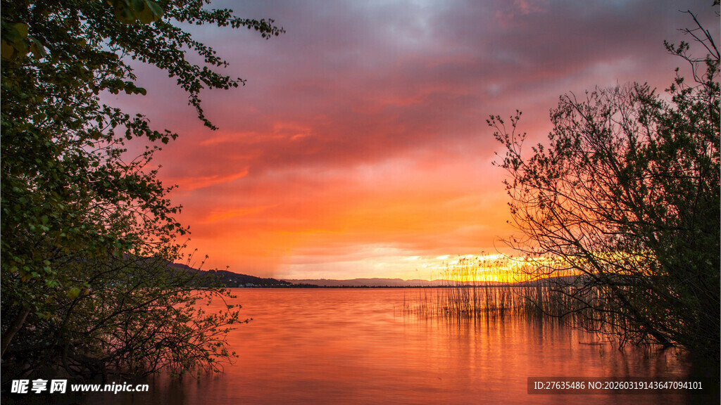 湖畔绚烂日落美景