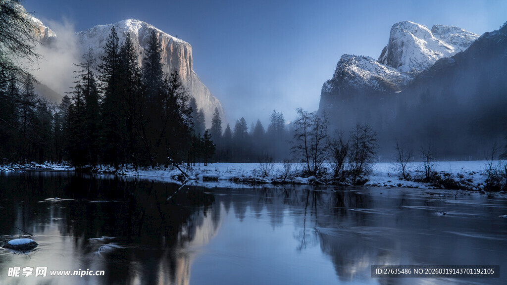 冬日雪山湖泊静谧美景