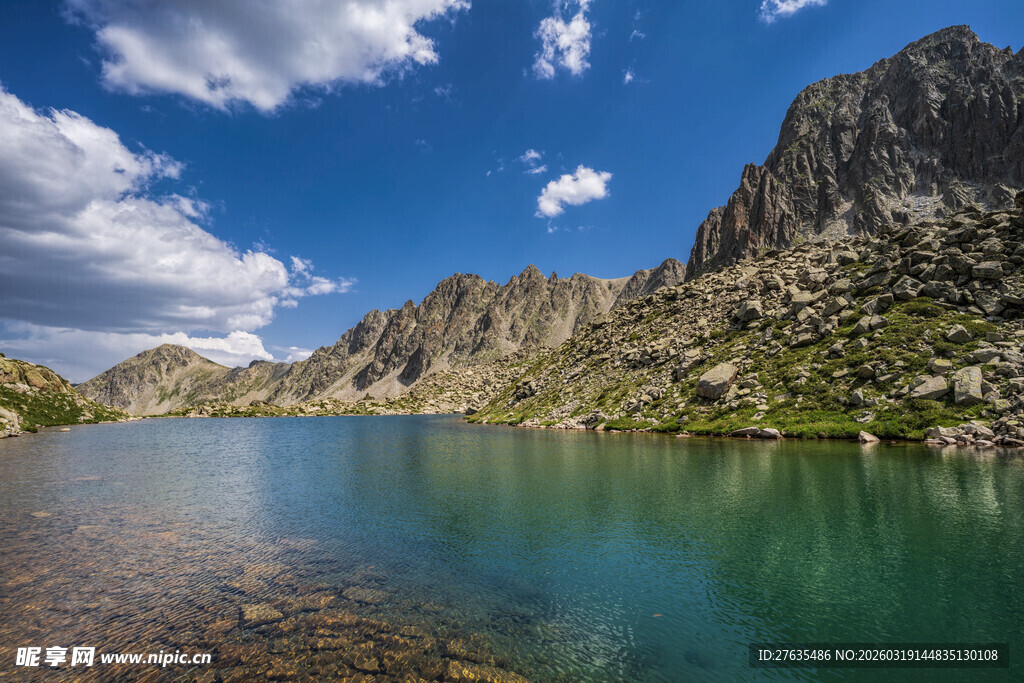高山湖泊的绝美自然风光