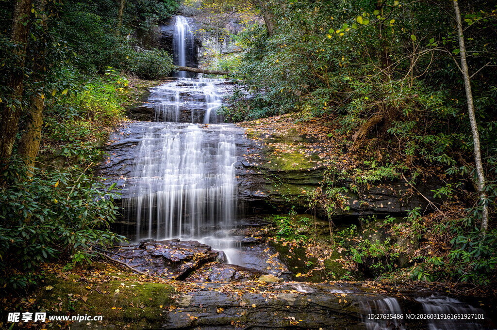 山林间的美丽瀑布景观