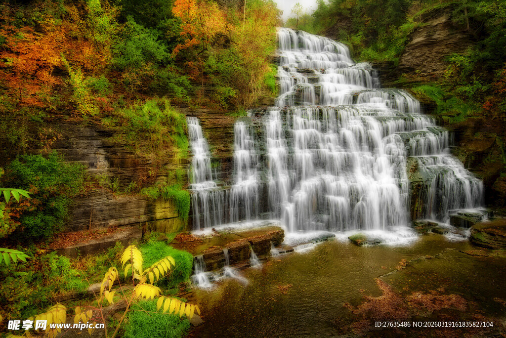 山间秋色瀑布景观