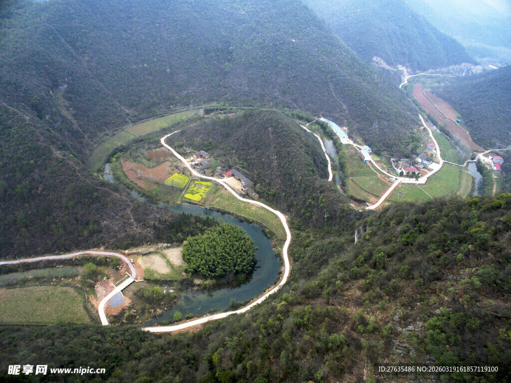 山间蜿蜒河流壮丽风光