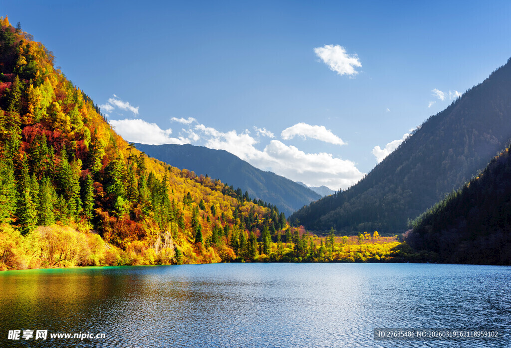 秋日山水湖景风光图