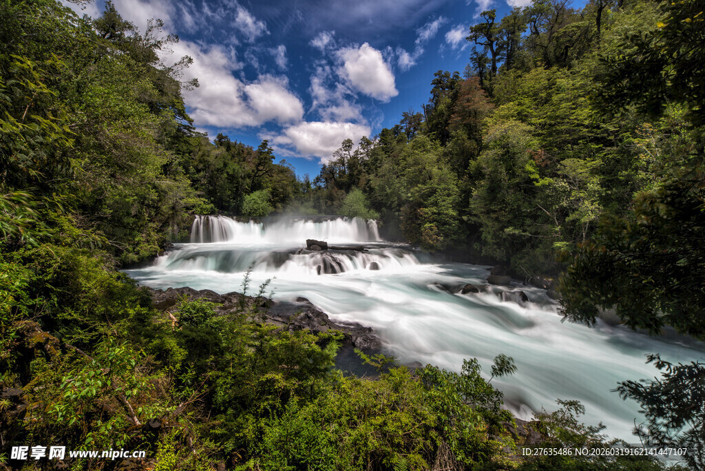 山间湍急溪流与葱郁植被