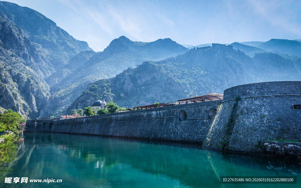 山间碧水旁的古老石墙