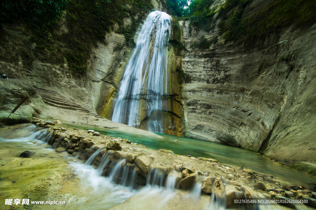 山间瀑布下的清澈溪流