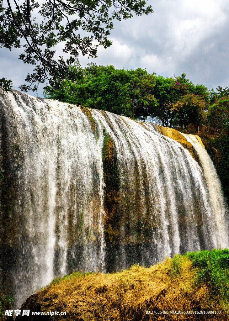 壮观瀑布景观