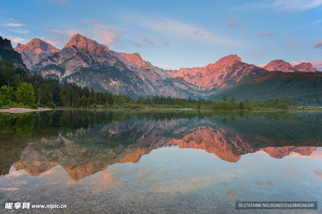 湖光山色中的壮丽山景倒影