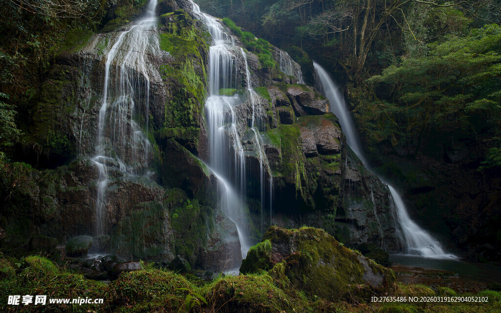 山间秀丽瀑布景观