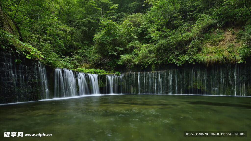山间瀑布下的碧绿深潭