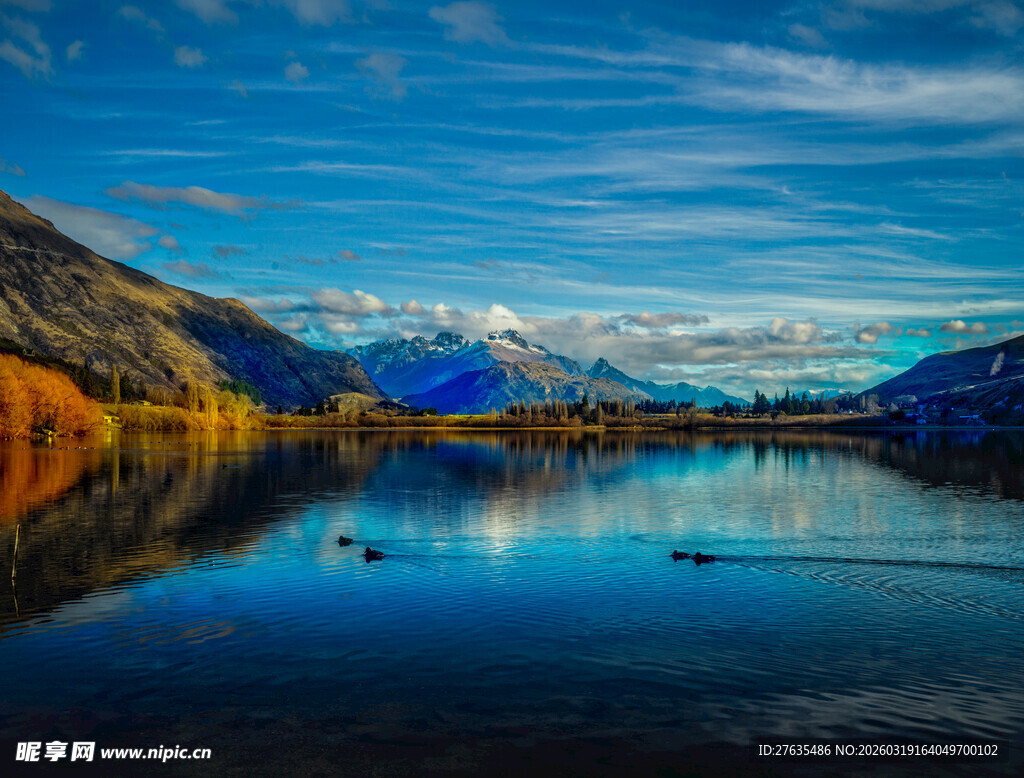 湖畔壮丽山景与静谧湖水
