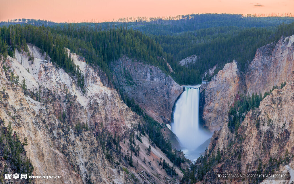 壮丽峡谷中的瀑布景观