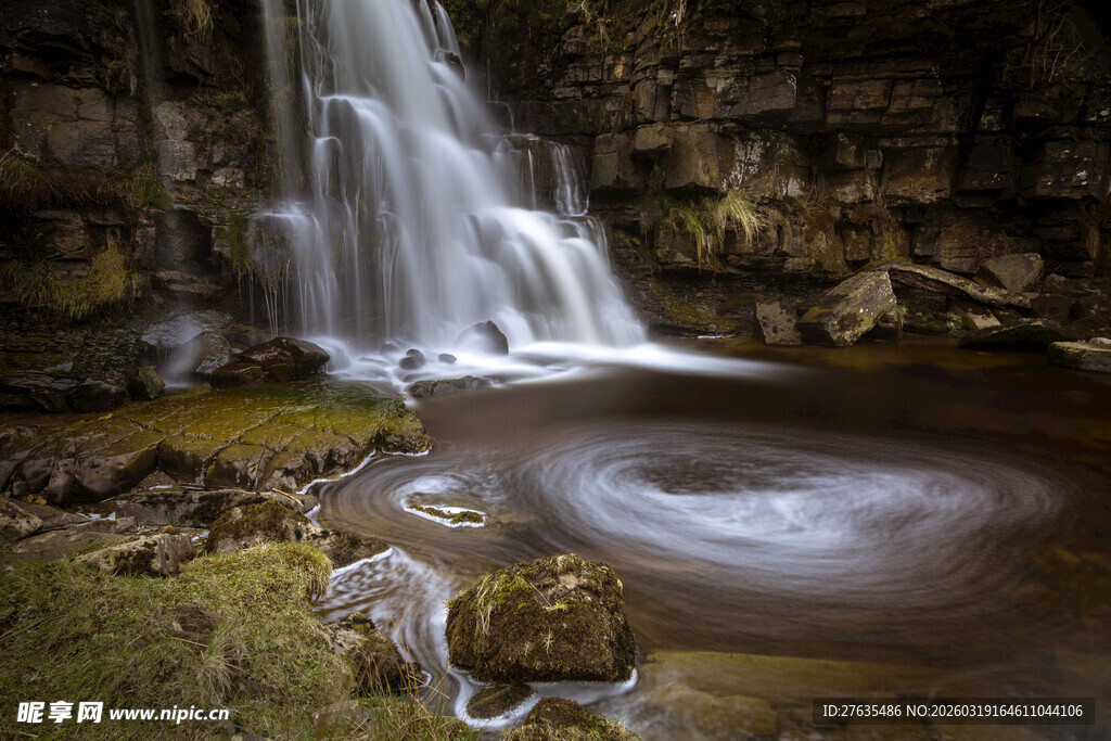 山间瀑布下的静谧水潭