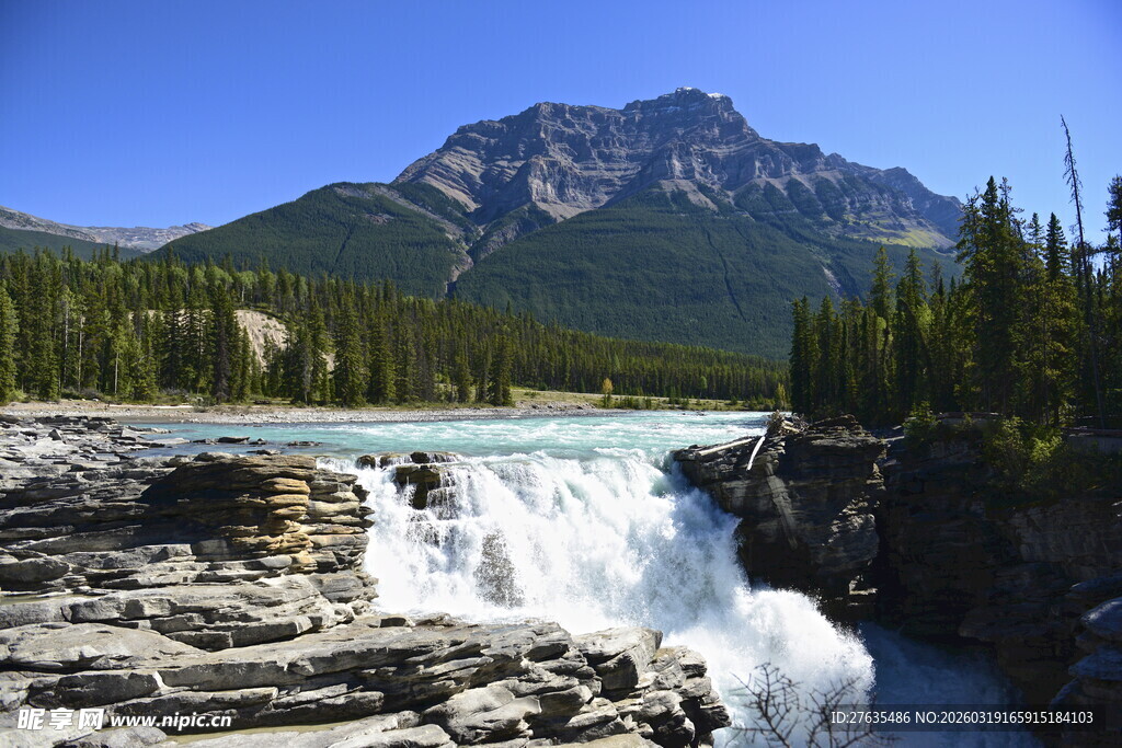 山间壮美瀑布与秀丽风景