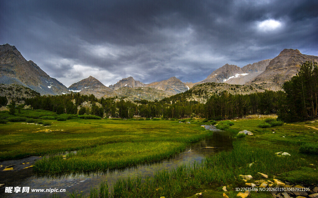 山间绿野溪流壮美风光