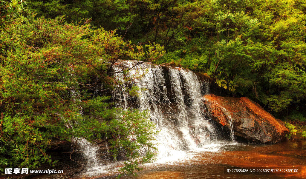山林间的秀丽小瀑布