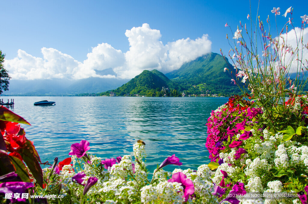 湖畔繁花与远山美景