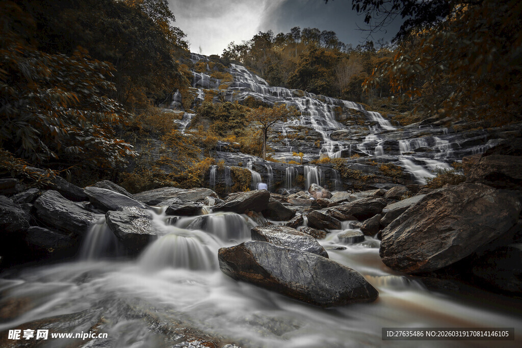 山间溪流瀑布自然美景