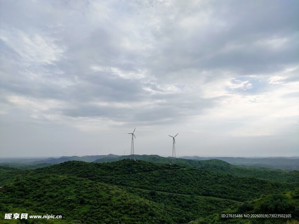 绿野上的高耸输电塔