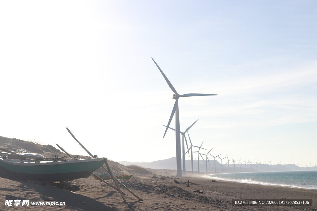 海边风车与搁浅小船景观