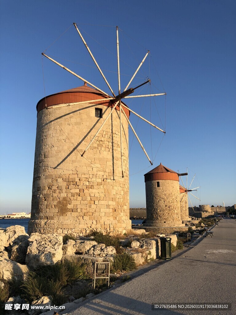 海边古老风车景观