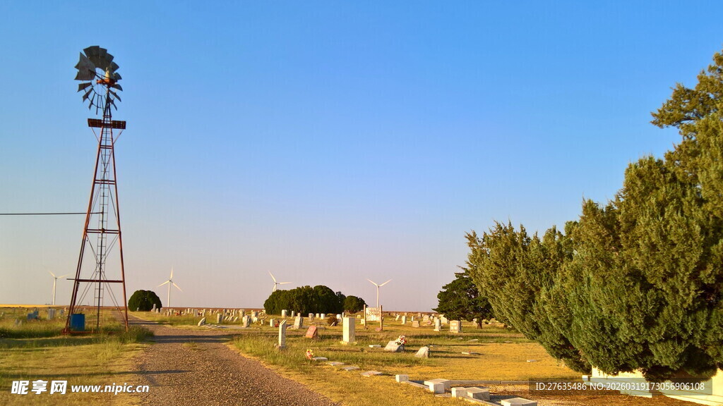 乡村公路旁的高耸风车