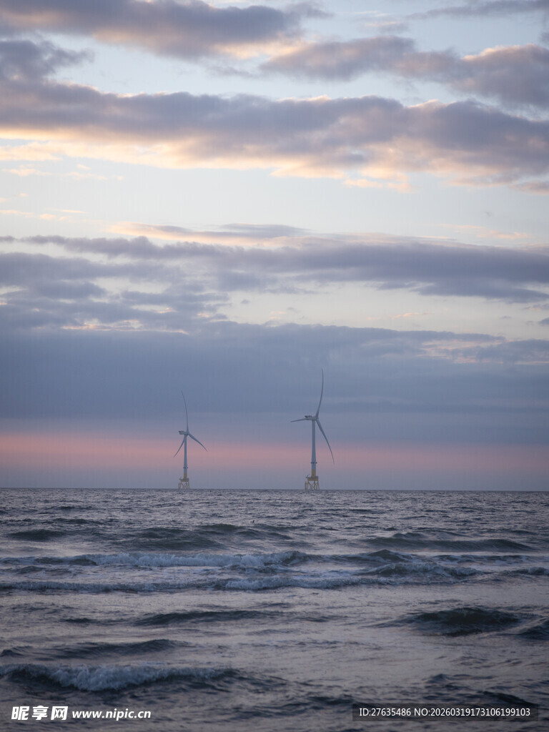海上风车与壮阔云海景观