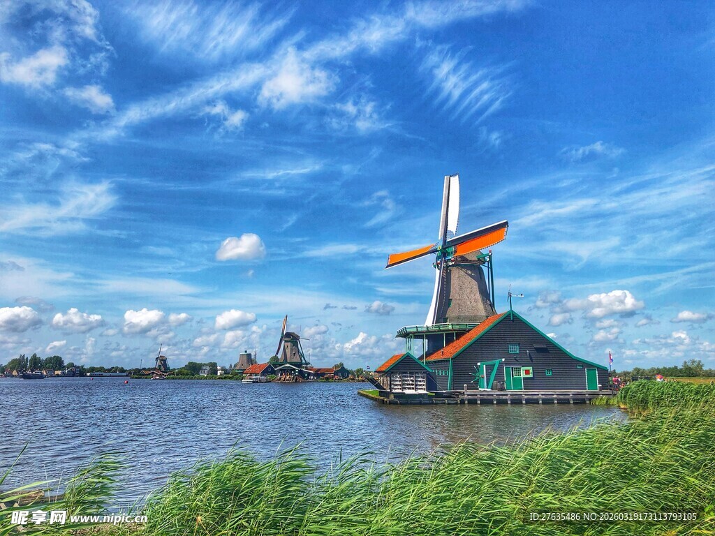 荷兰风车湖畔美景