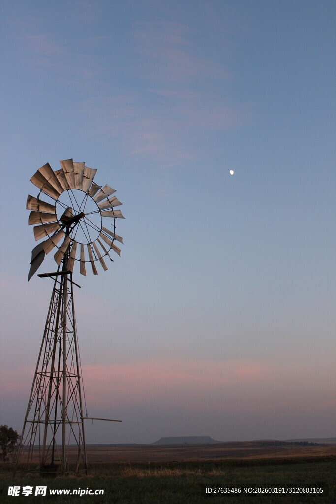 黄昏下的风车