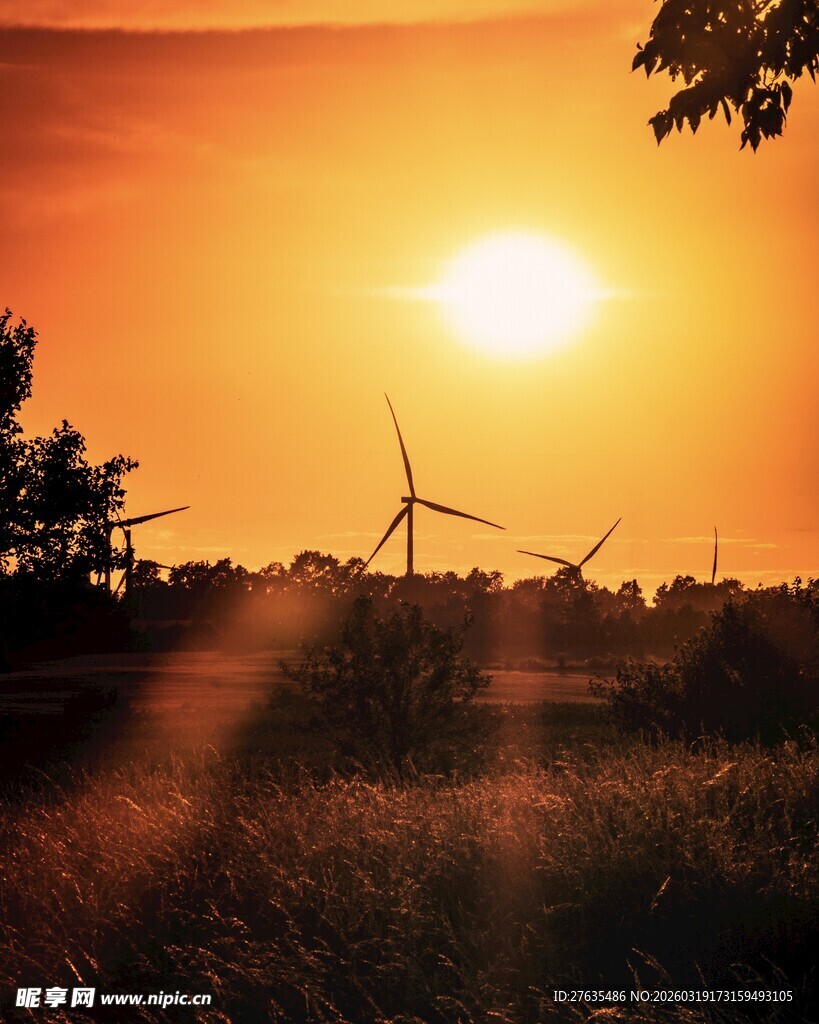 夕阳下的风车田园美景