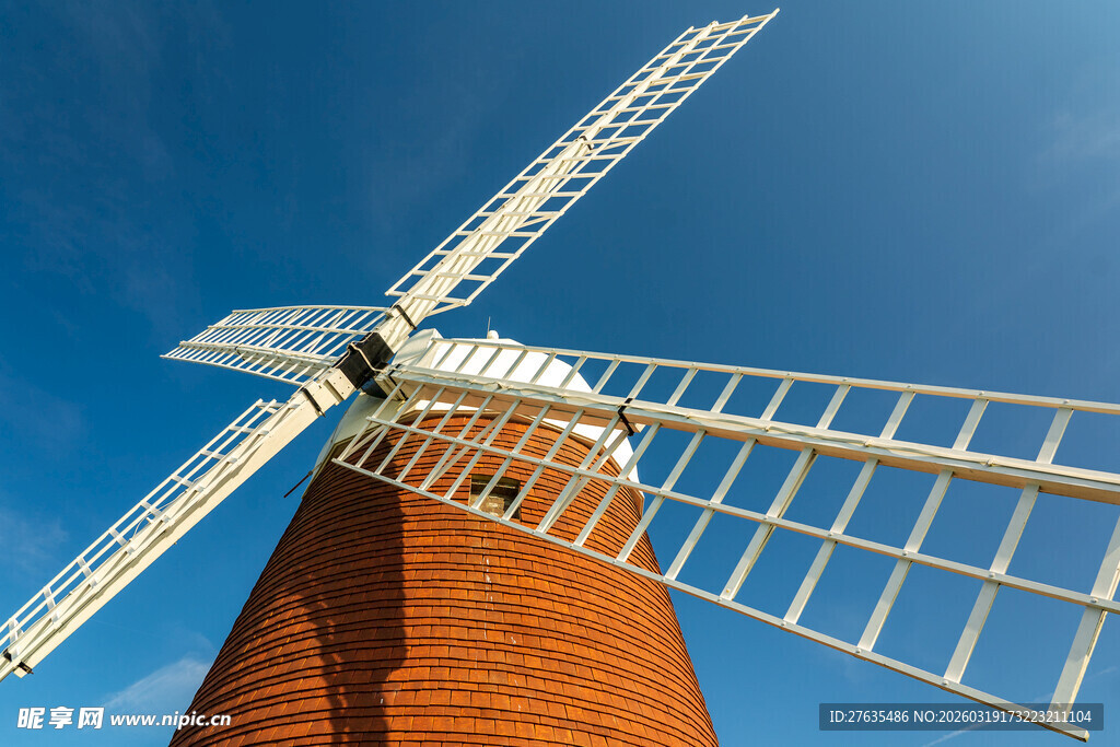 古老风车矗立蓝天之下