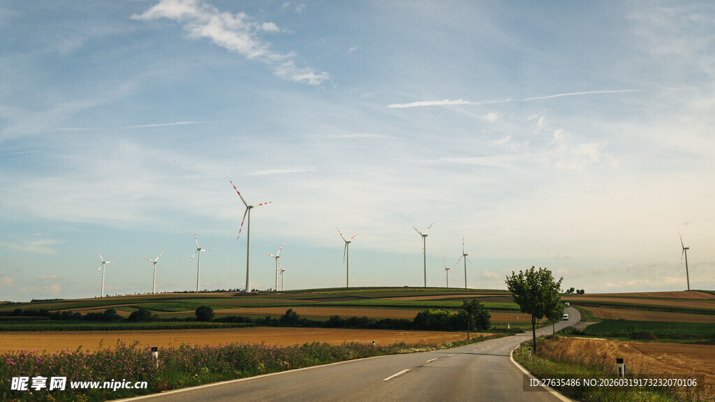 田野中的风力发电道路