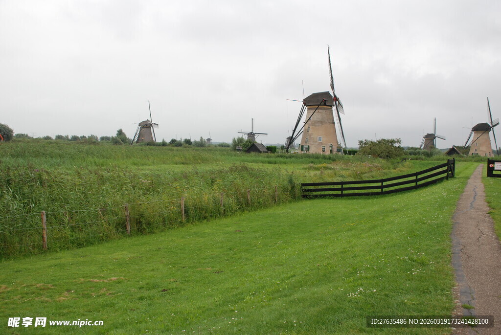 荷兰田园风车风景图