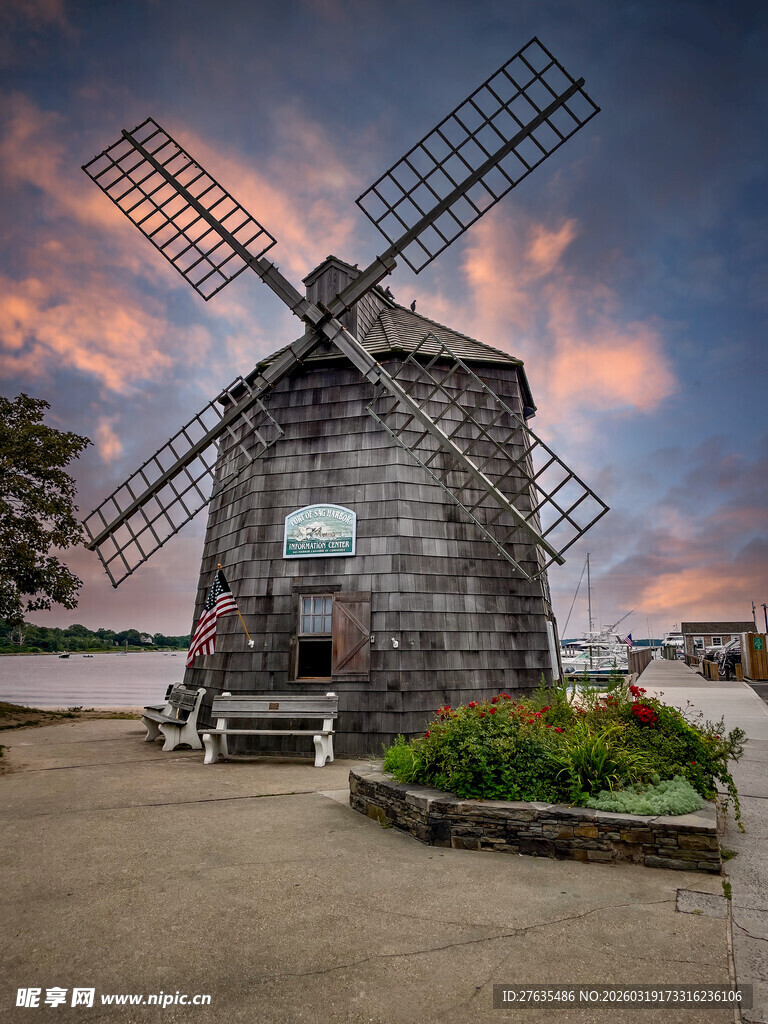 黄昏下的古老风车
