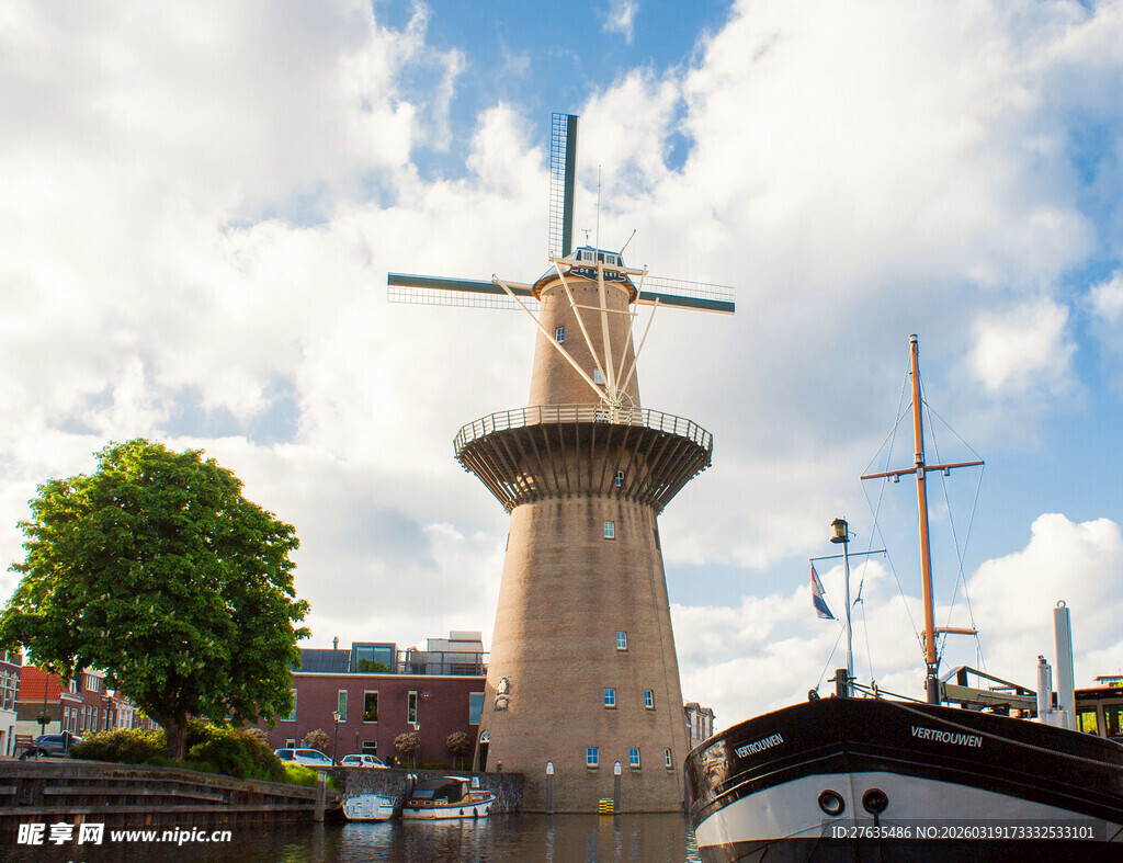 荷兰风车旁的河畔景致