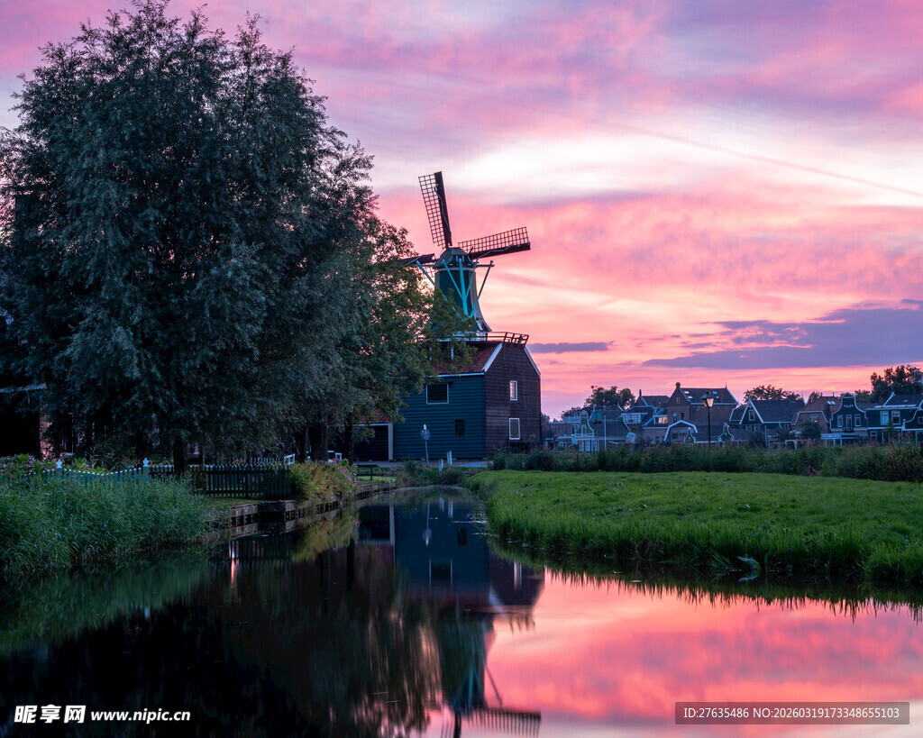 黄昏下的风车与美丽倒影
