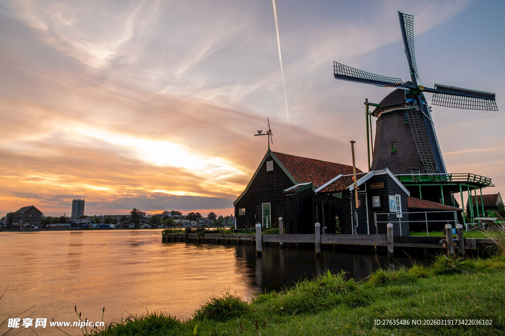 荷兰风车畔的美丽黄昏