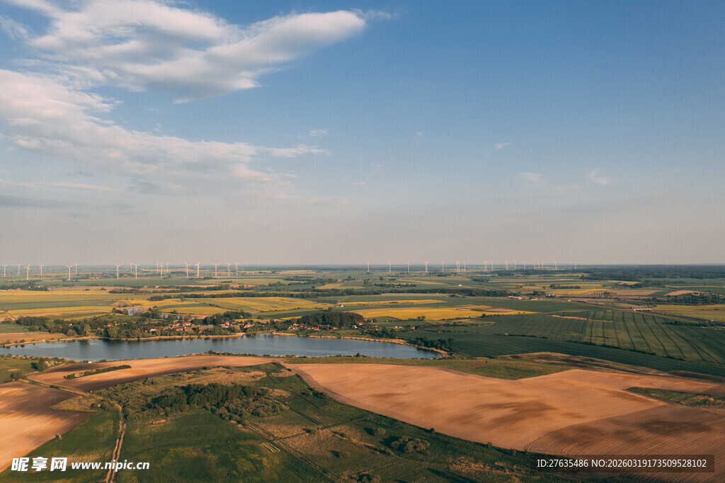 广袤田野与河流的美丽风光