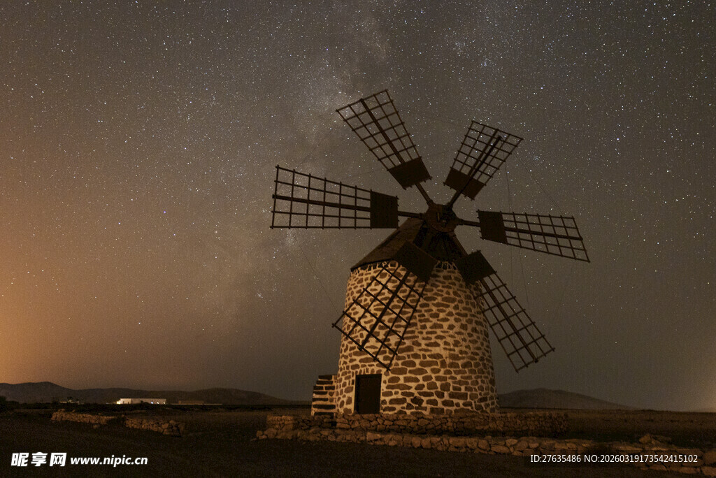 黄昏下的古老风车
