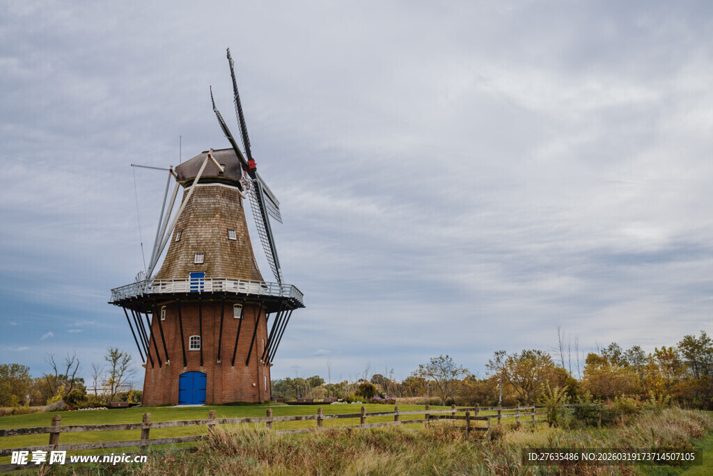 田野中的古朴风车