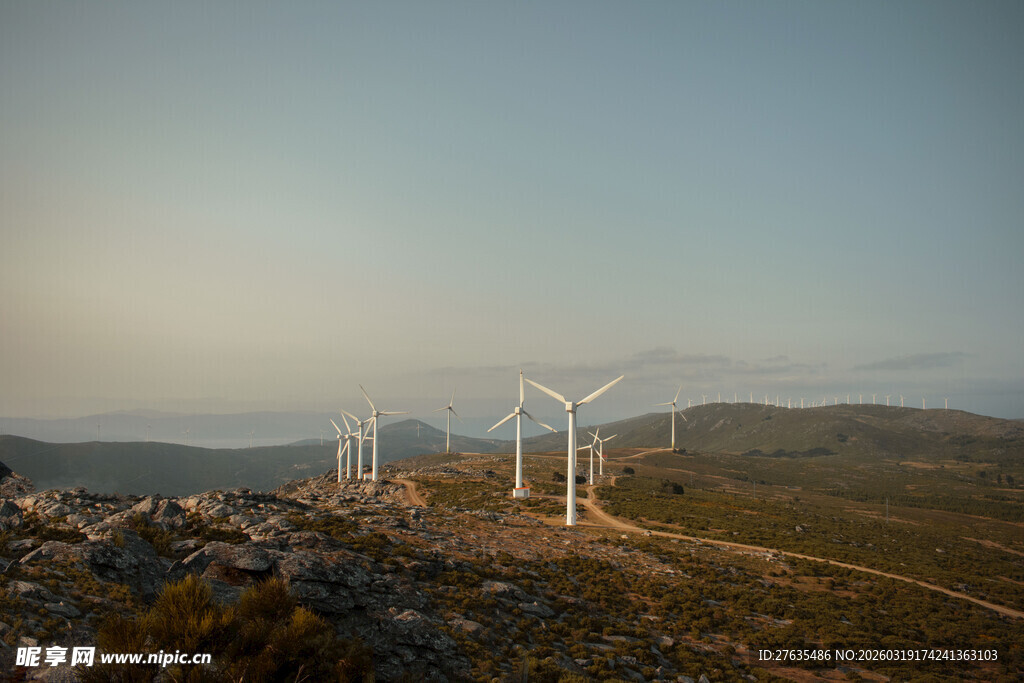 山坡上的风力发电机组