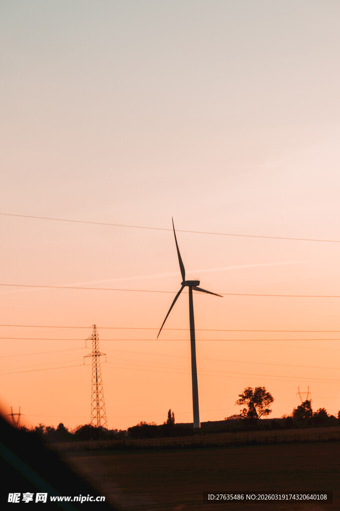 夕阳下的风力发电机