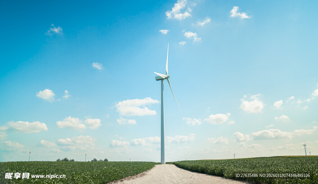 田野中的风力发电机