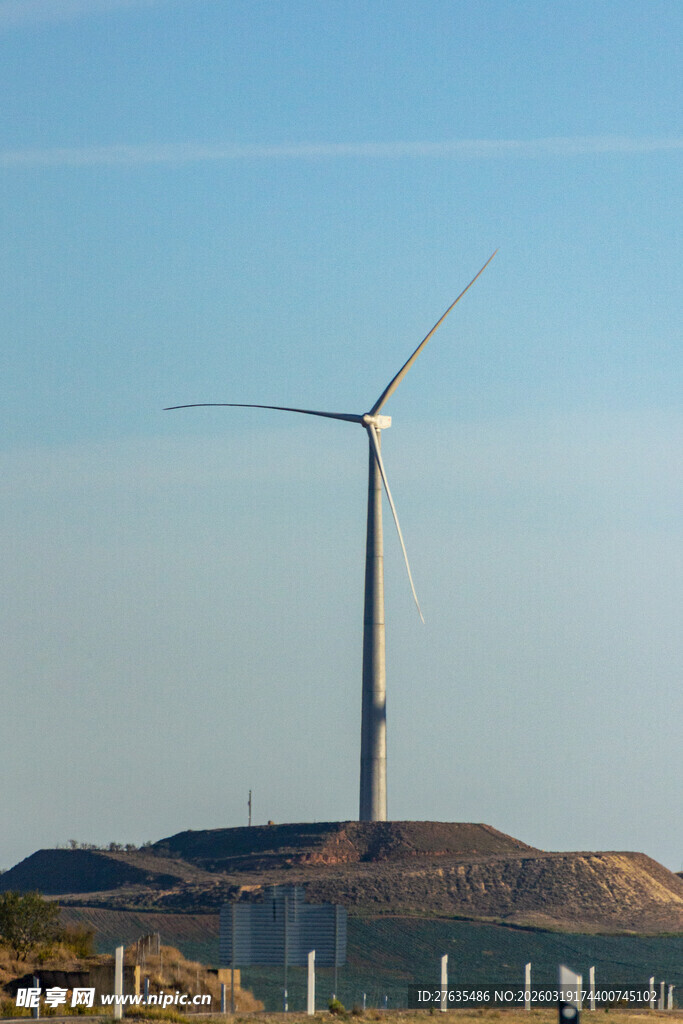 草原上的风力发电机