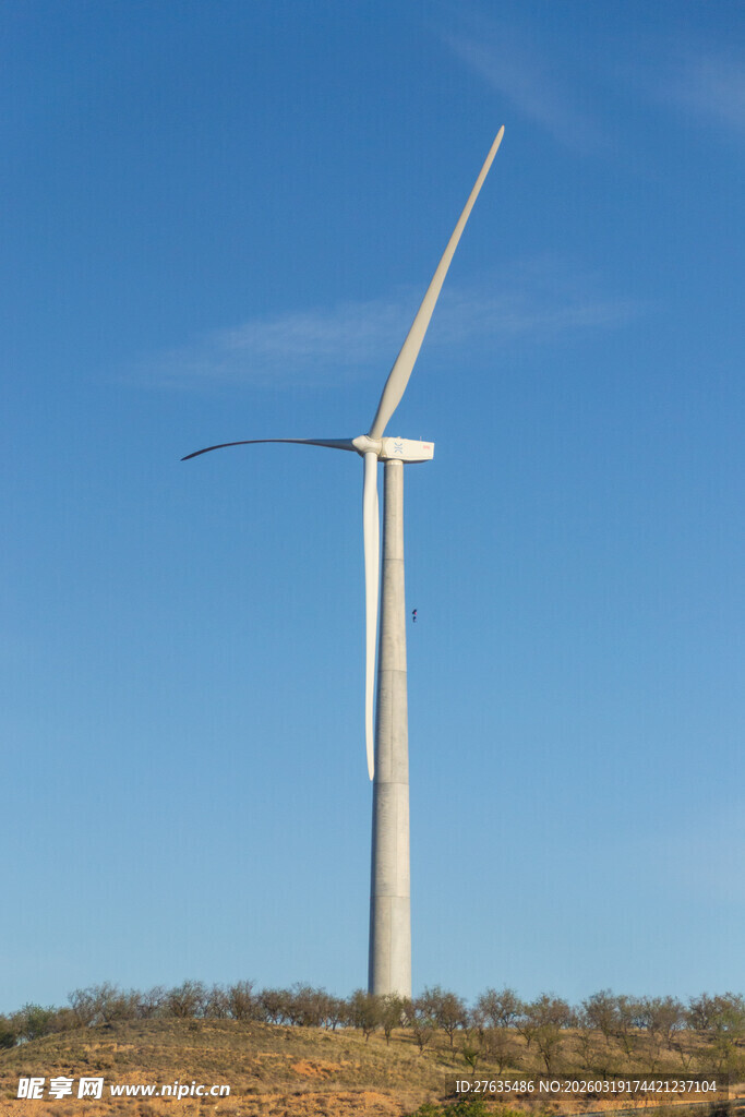草原上的白色风力发电机