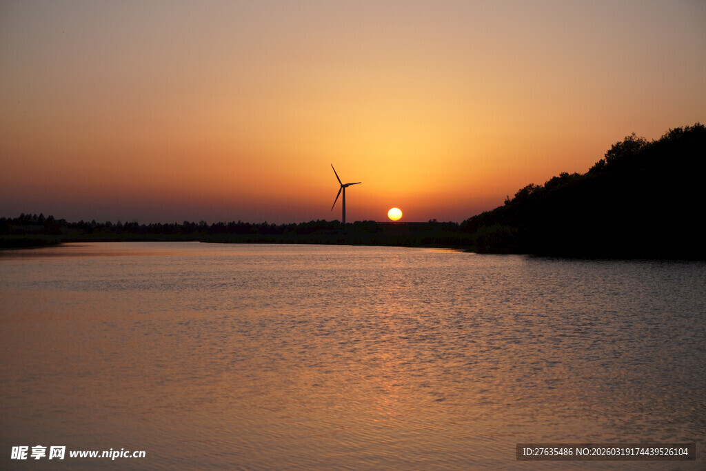 夕阳下的宁静水域风光