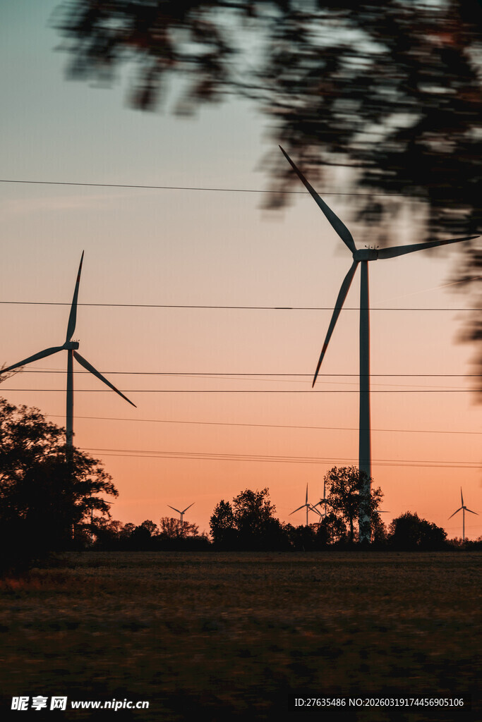 夕阳下的风力发电机组