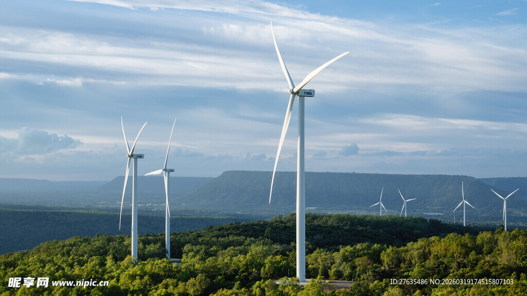 山林间的风力发电机组